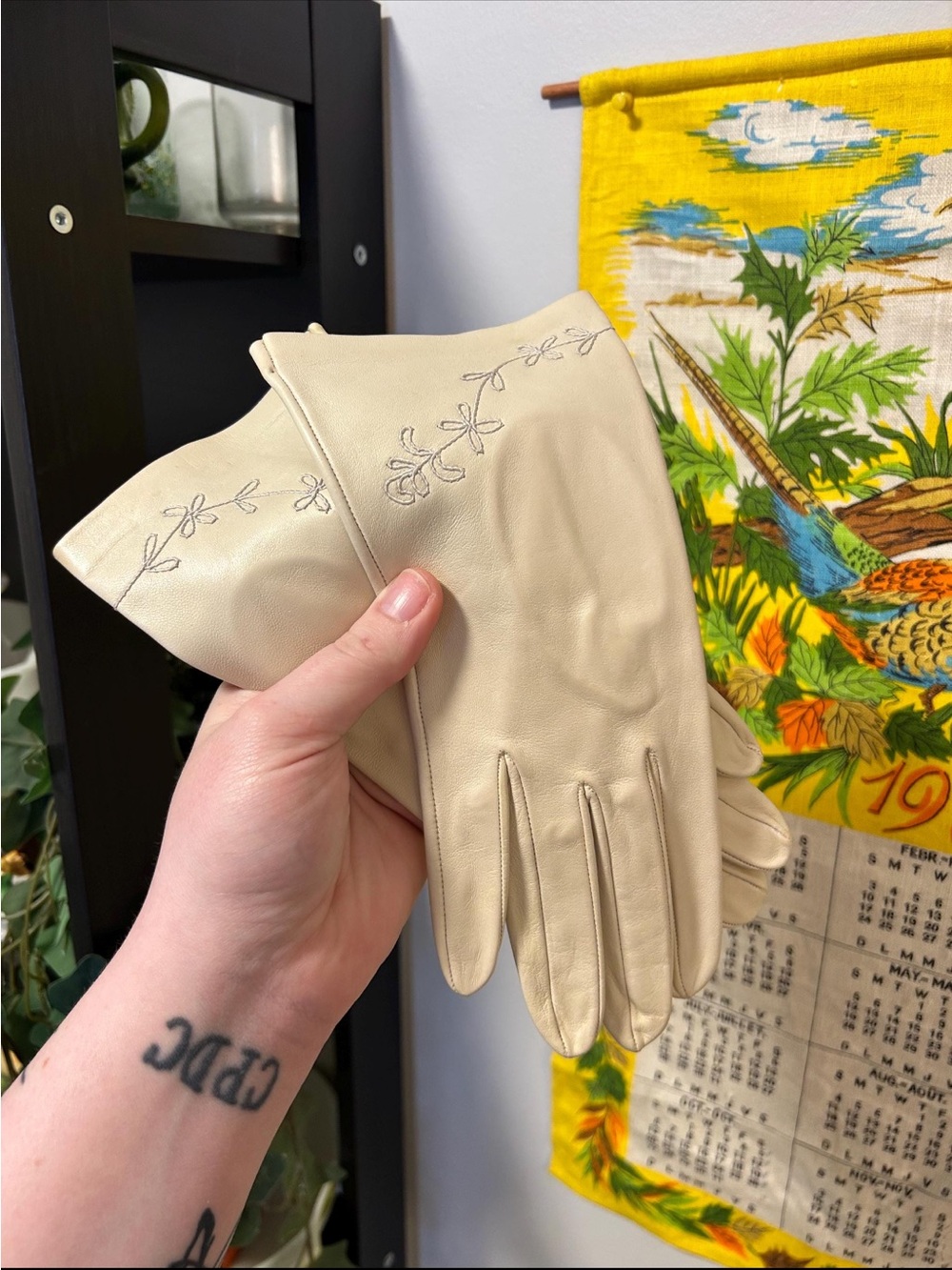 Vintage Classic Cream Leather Women's Gloves with Floral Stitching